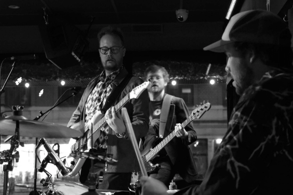 ett bildkollage från Murbräckans spelning på Potatisen i Göteborg